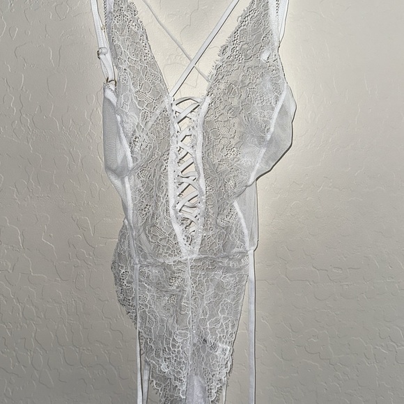 Mapale 8356 Sheer And Lace Bridal Teddy White Leg Garter Body Suit Size M/L NWOT - Picture 6 of 17